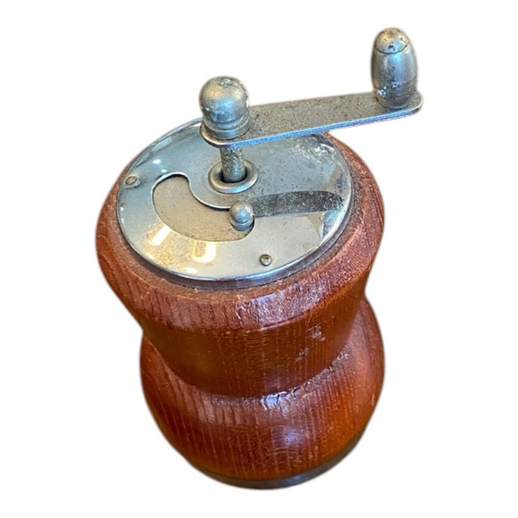 Vintage wooden pepper mill. GVC - Picture 3 of 5